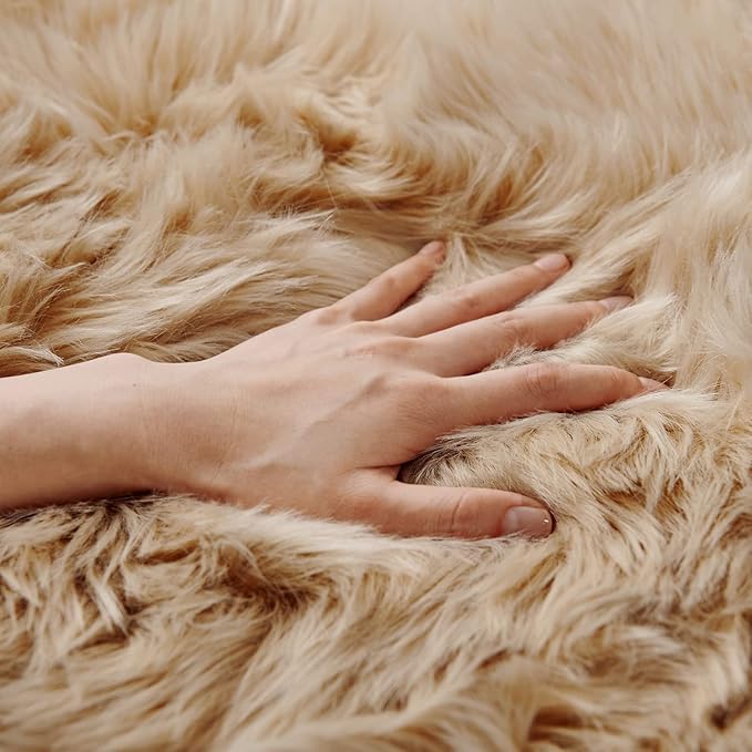 SERISSA Soft Fluffy Area Rug, Beige Faux Sheepskin Fur Rug, Shaggy Rug for Bedroom Floor Fuzzy Carpet for Living Room 4x6 Feet