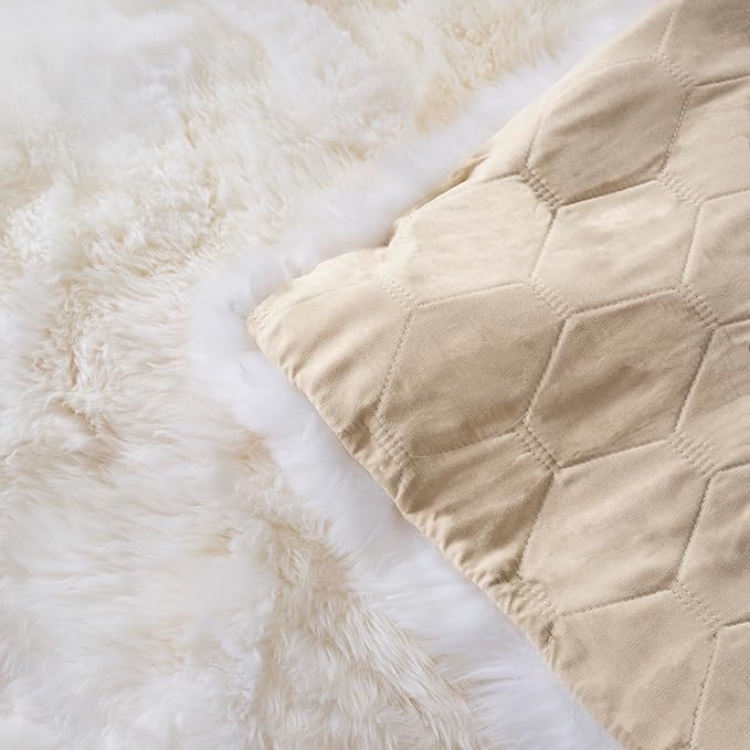 SAFAVIEH Sheep Skin Collection Accent Rug - 3' x 5', Natural & White, Handmade Rustic Glam Genuine Pelt, 3.4-inch Thick Ideal for High Traffic Areas in Entryway, Living Room, Bedroom (SHS211A)